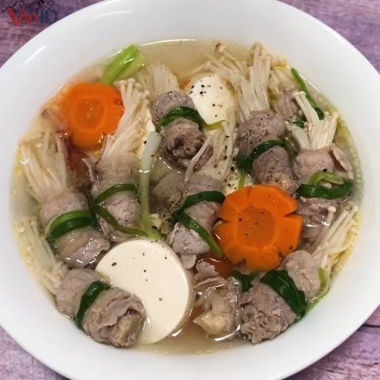 Thành phẩm canh nấm kim châm nấu thịt bò thơm ngon, hấp dẫn