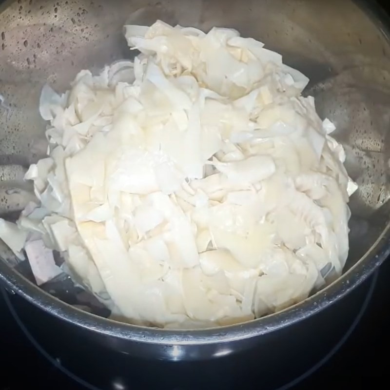 Đun sôi nước canh măng tiết trên bếp
