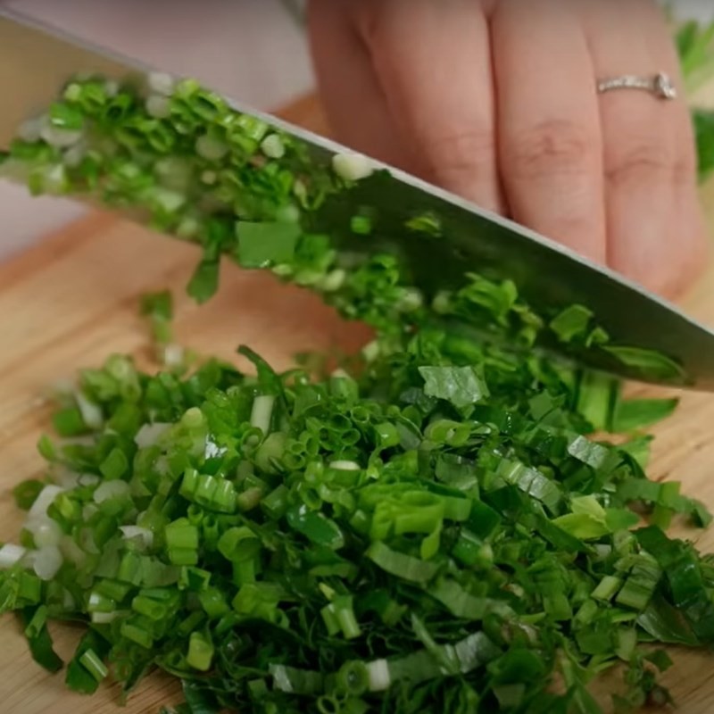 Sơ chế các loại rau nêm cần thiết cho món canh măng tiết