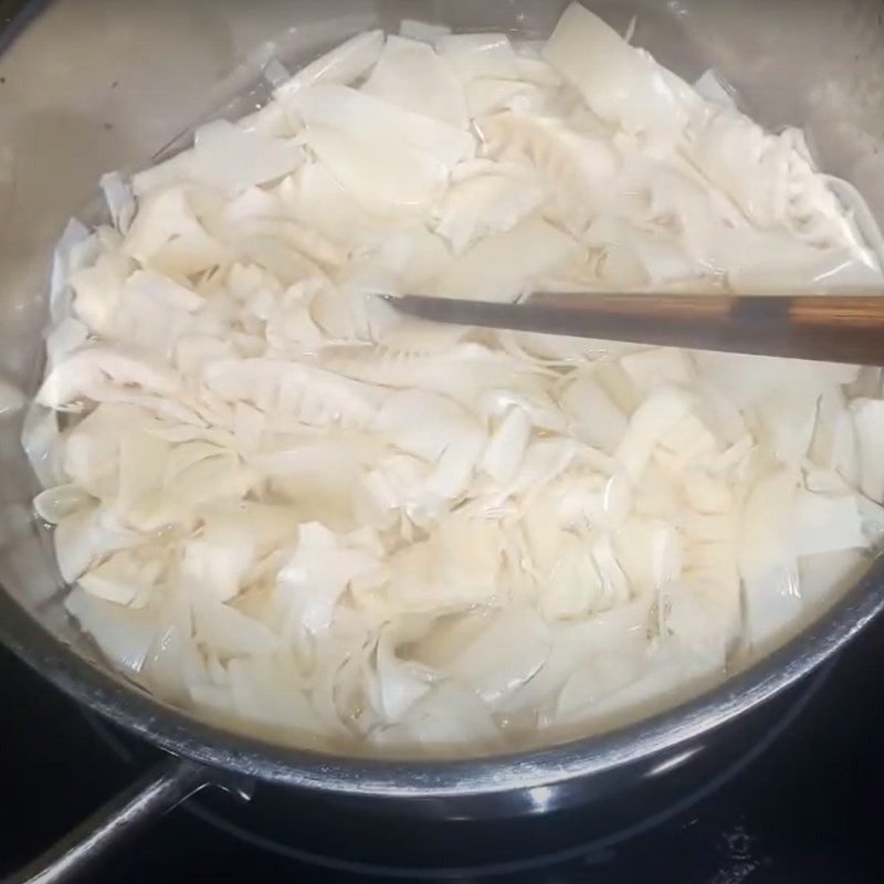 Sơ chế măng tươi cho món canh măng tiết