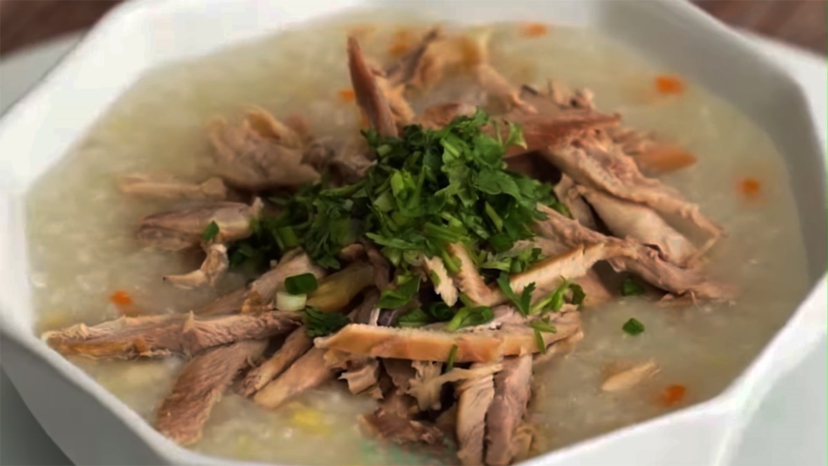 Món cháo gà hạt sen đậu xanh thơm ngon, bổ dưỡng sau khi hoàn thành. Đây là cách nấu cháo gà hạt sen chuẩn vị.