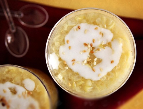 Chè ngô cốt dừa béo ngậy, hấp dẫn, với phần nước cốt dừa sánh mịn phủ đều lên từng hạt ngô vàng óng