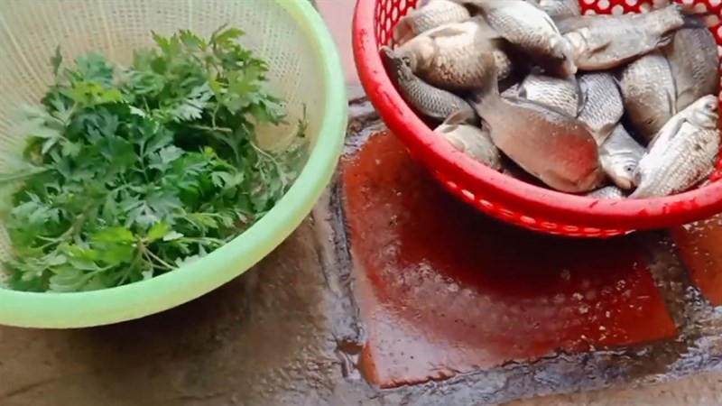 Nguyên liệu tươi ngon cho món canh cá diếc nấu ngải cứu bổ dưỡng