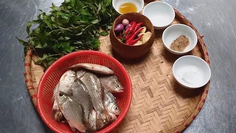 Nguyên liệu tươi sạch cho món canh cá diếc, bao gồm cá diếc và các loại rau gia vị
