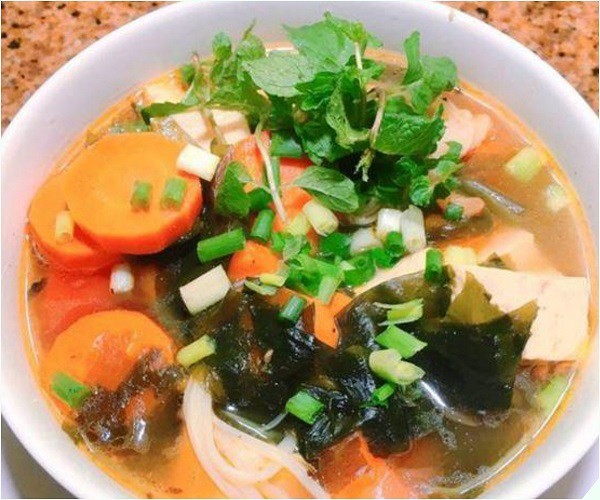 Đậu phụ, rong biển và nấm kim châm là những nguyên liệu chính cho món canh chay thanh đạm