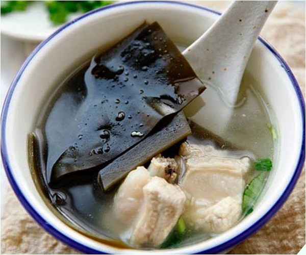 Canh rong biển sườn non hầm bổ dưỡng, vị ngọt tự nhiên