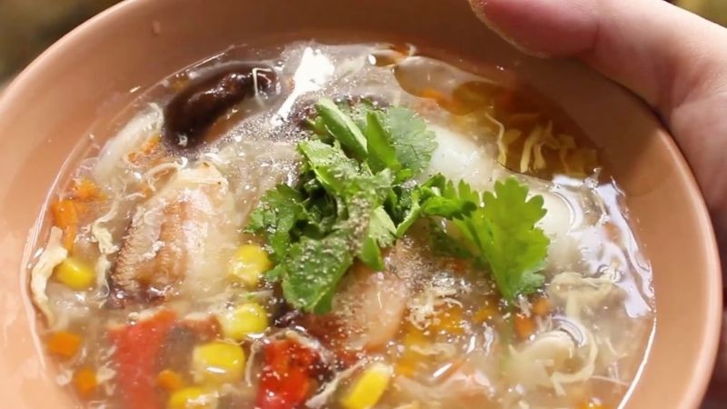 Súp cua biển sánh mịn, thơm ngon với thịt cua và trứng cút