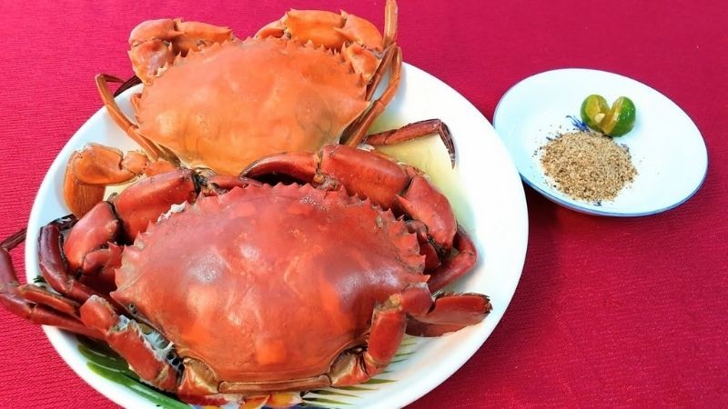 Cặp cua biển hấp đỏ tươi, thịt cua trắng nõn hấp dẫn
