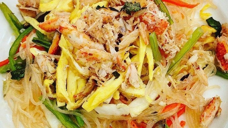 Miến xào cua biển tươi ngon, đầy màu sắc với rau củ và thịt cua