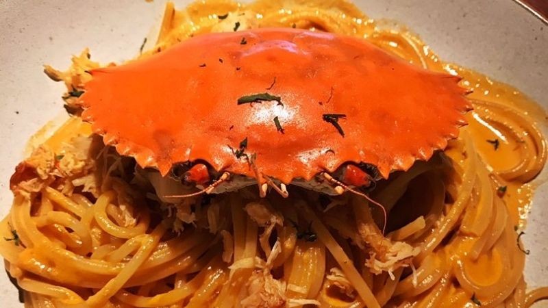 Đĩa mì Ý sốt thịt cua biển béo ngậy, hấp dẫn với lá basil