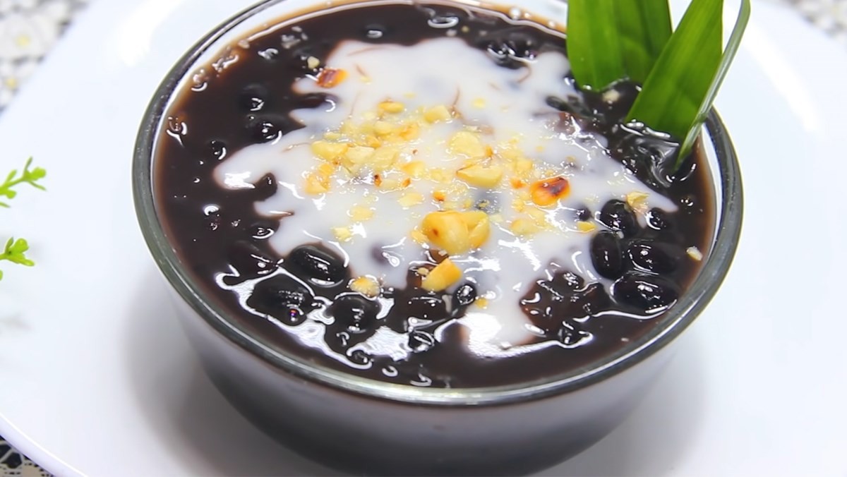 Múc chè ra bát, thêm nước cốt dừa và đậu phộng rang để thưởng thức