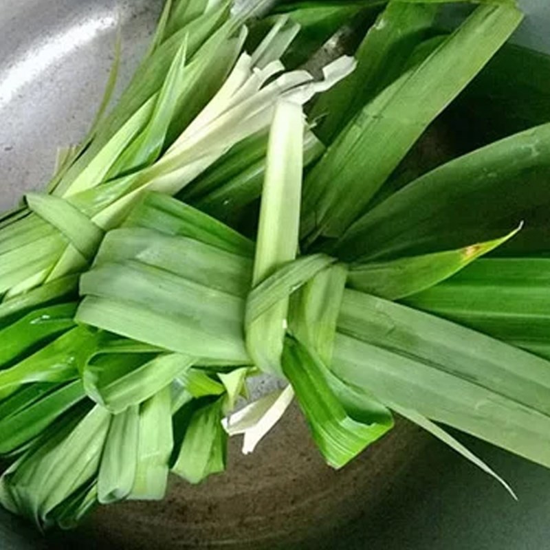 Khoai lang tím đã gọt vỏ và rửa sạch để chế biến chè
