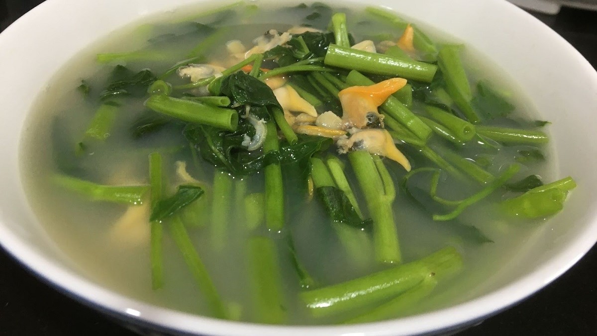 Thành phẩm món canh nghêu rau muống thanh mát chuẩn vị