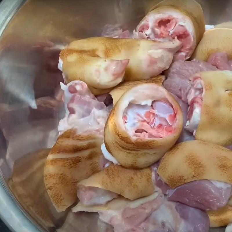 Hành, tỏi, ớt và sả băm nhuyễn chuẩn bị cho món giò heo giả cầy