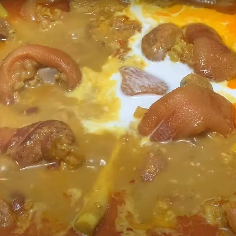 Nồi giò heo giả cầy sôi nhẹ, sẵn sàng nêm nếm gia vị và thêm nước cốt dừa đặc