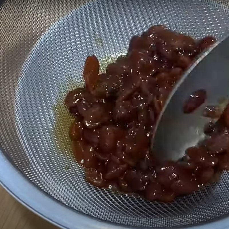 Tương hột đang được xay hoặc lược qua rây để làm nước chấm