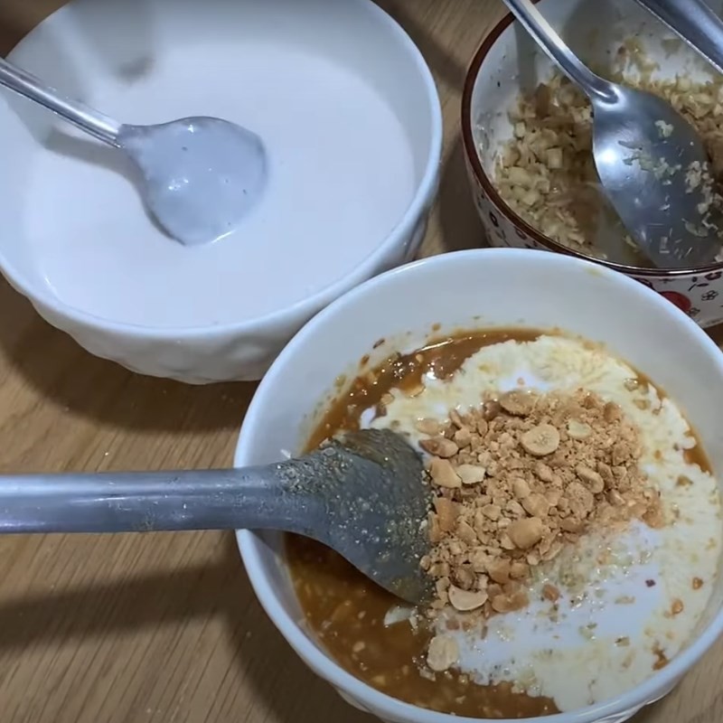 Đậu phộng rang giã nhỏ, một thành phần không thể thiếu của nước chấm giả cầy