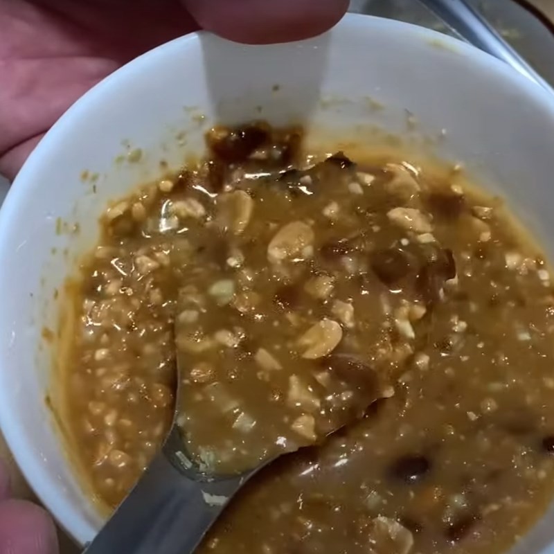 Chén mắm chấm đặc trưng cho món giò heo giả cầy miền Tây