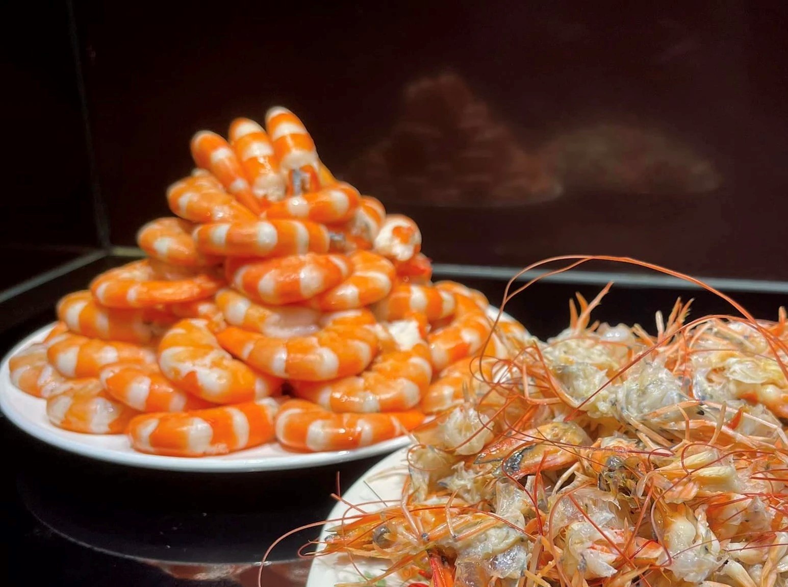 Nguyên liệu tươi sống chuẩn bị để nấu bánh canh tôm cua, gồm tôm tươi và thịt cua bóc vỏ.