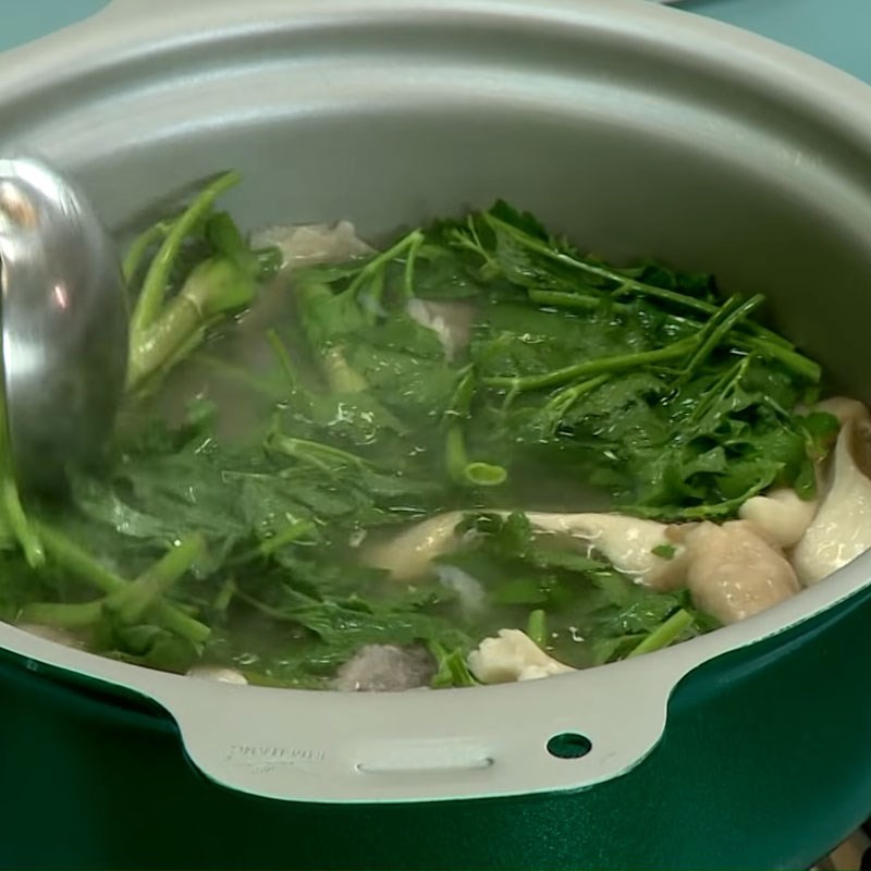Nồi canh khoai môn chay cần nước đã hoàn thành, rau cần vẫn giữ được màu xanh tươi và độ giòn, khoai môn mềm bùi