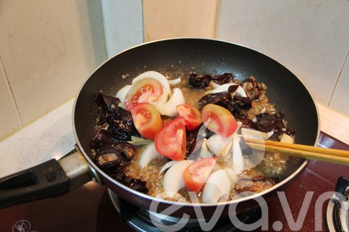 Nấm và rau củ được xào đều với tương hột