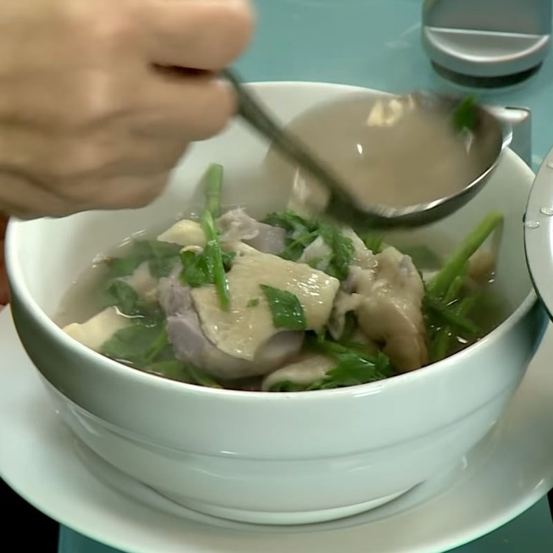 Tô canh khoai môn chay cần nước nóng hổi, màu sắc tươi sáng với rau cần xanh và khoai môn trắng ngà