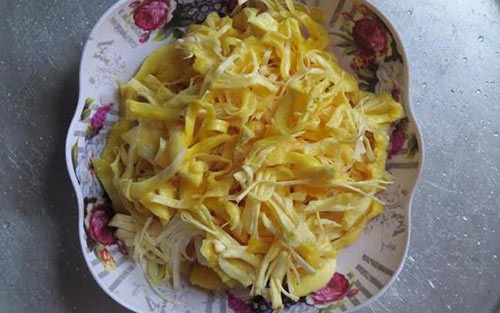 Xơ mít tươi được sơ chế sẵn sàng cho quá trình muối chua làm canh xơ mít