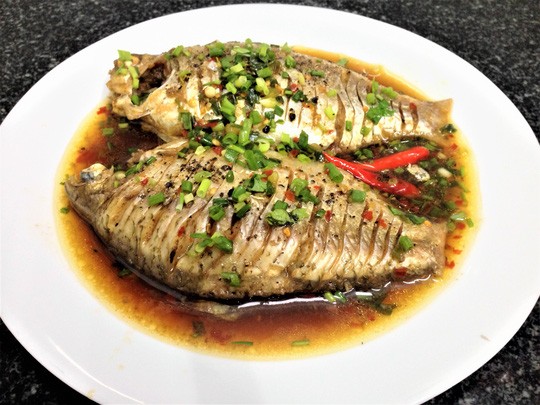 Cá he kho lạt đậm đà trên đĩa, ăn kèm rau sống và cơm trắng
