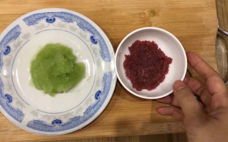 Sơ chế thịt bò và bí đao băm nhuyễn