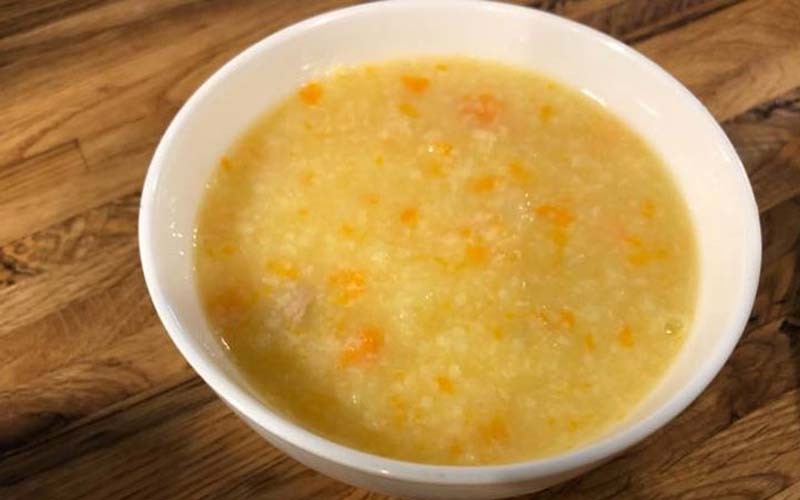 Món cháo thịt bò bí đỏ màu vàng hấp dẫn