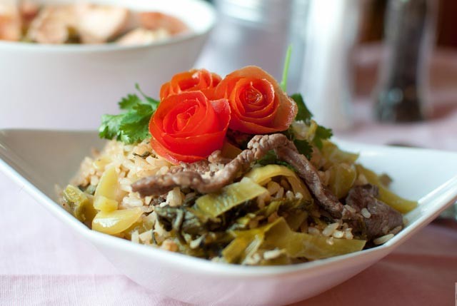 Cơm rang dưa bò đã hoàn thành, hạt cơm tơi xốp vàng óng