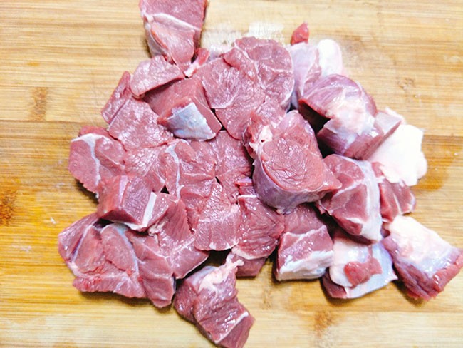 Thịt bò bắp thái miếng vuông đều để nấu bò kho