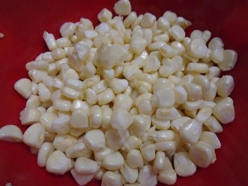 Ngô non tách hạt, cà rốt cắt hạt lựu và nấm hương thái nhỏ chuẩn bị nấu súp