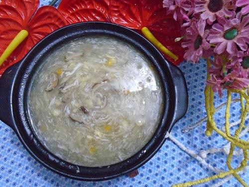Nồi súp gà ngô non đang sôi với thịt gà và rau củ chuẩn bị thêm trứng