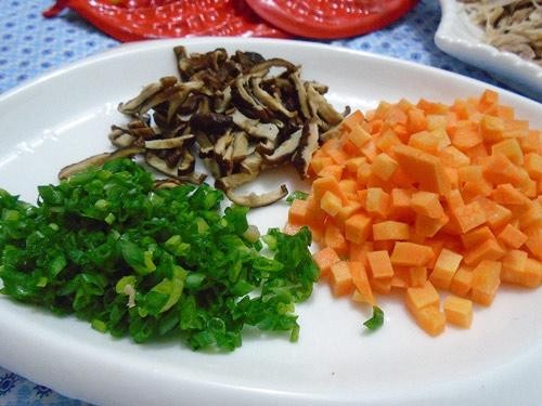 Nguyên liệu rau củ đã sơ chế để nấu súp gà ngô non cho bé