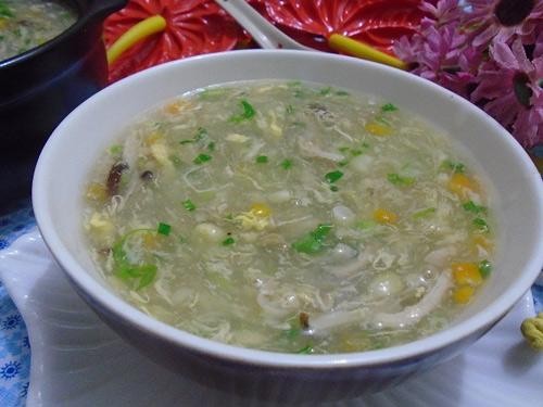Bát súp gà ngô non thơm ngon đã hoàn thành sẵn sàng cho bé