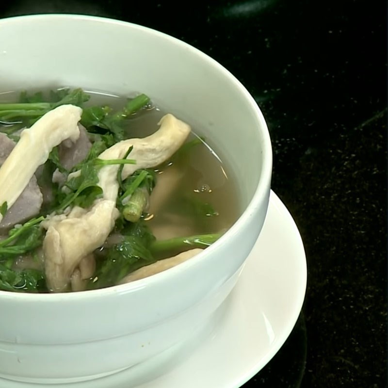 Món canh khoai môn chay cần nước đã sẵn sàng để thưởng thức, mang lại bữa ăn ngon miệng và bổ dưỡng
