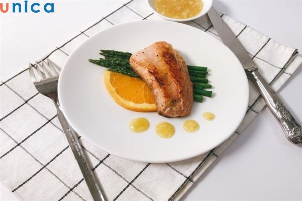 Món cá hồi sốt cam nấu với măng tây rất tốt cho sức khoẻ của bé