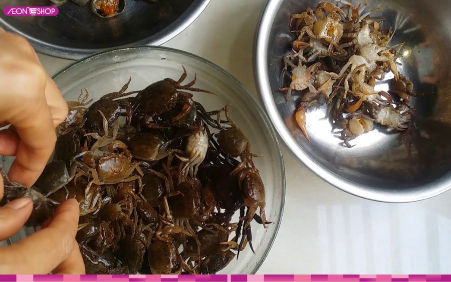 Hướng dẫn sơ chế cua đồng tươi sạch để nấu bún riêu tại nhà