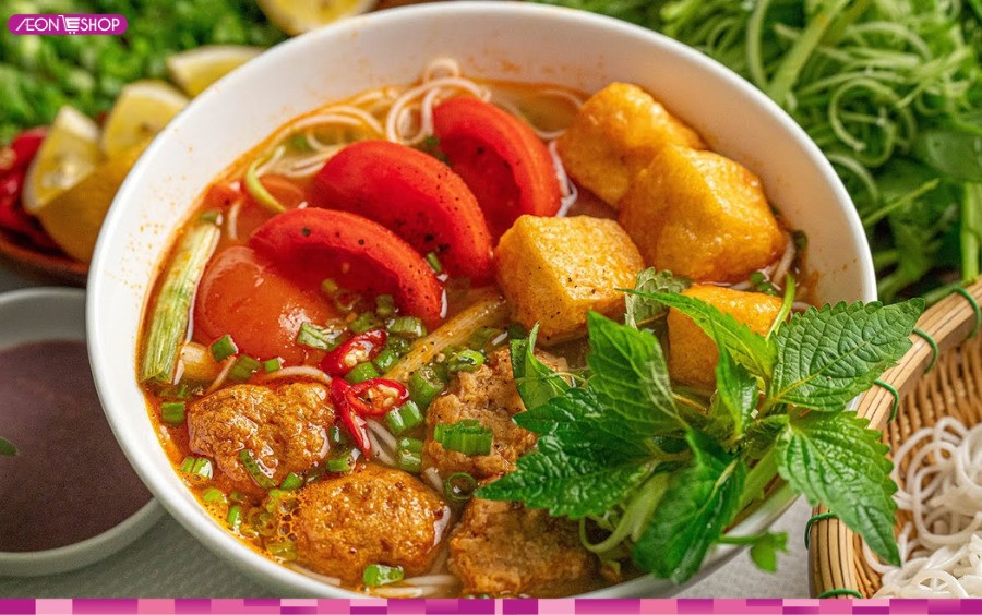 Thưởng thức món bún riêu cua đồng tại nhà nóng hổi cùng rau sống và mắm tôm