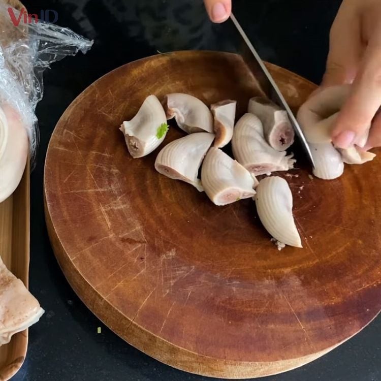 Cắt khúc lòng heo đã luộc chín