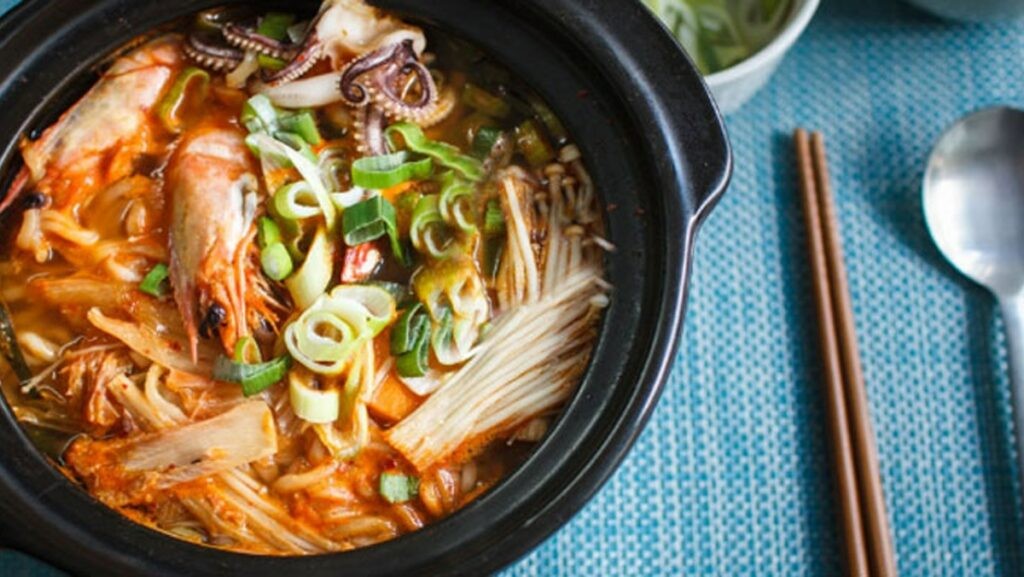 Mì cay Hàn Quốc với topping phong phú, liên tưởng đến các cách nấu tôm ngon đậm đà