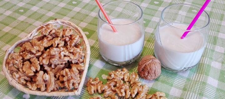Gỡ thịt cá rô sau khi luộc để nấu canh rau ngót