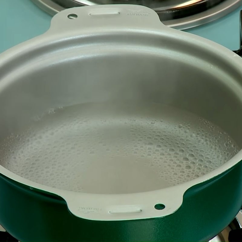 Nấm bào ngư đang được đun sôi trong nồi nước dùng cùng các loại gia vị chay, tạo nên hương vị ngọt tự nhiên cho món canh