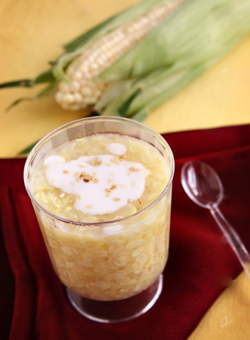 Một bát chè ngô ngọt truyền thống, sánh mịn với hạt ngô vàng tươi, hấp dẫn vị giác