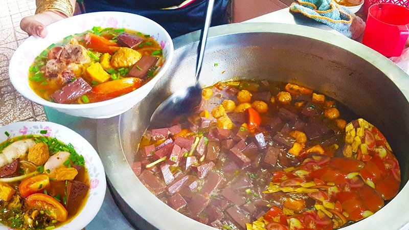 Bún riêu tôm thịt đã hoàn thành, sẵn sàng phục vụ