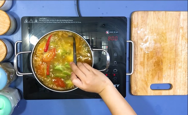 Sơ chế hến, thái cà chua và khế cho món canh hến nấu khế