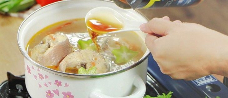 Nồi canh chua khế cá lóc đang sôi trên bếp, tỏa hương thơm