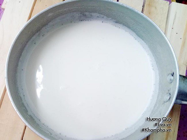 Nấu nước cốt dừa cho chè đậu trắng