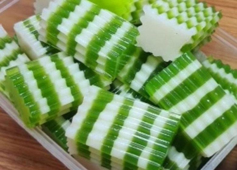 Món chè thạch rau câu dẻo lá dứa cốt dừa hoàn chỉnh, với các lớp màu sắc hài hòa và hương vị thanh mát, hấp dẫn.
